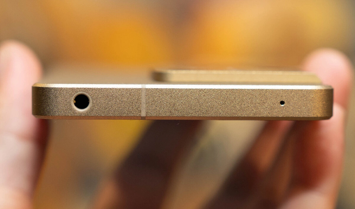 Sony cũng là công ty duy nhất hiện còn trang bị jack 3.5 mm cho smartphone cao cấp. Theo hãng, việc trải nghiệm âm thanh bằng cắm dây luôn cho chất lượng tốt hơn không dây. Máy vẫn có khả năng kháng nước IP68.