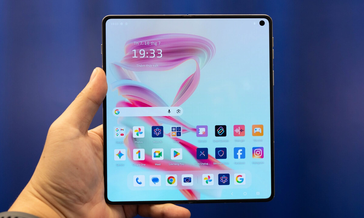 Rarz Fold có màn hình ngoài 6,6 inch, độ phân giải Full HD+, nhưng tần số quét lên đến 165 Hz - thông số vốn chỉ có trên smartphone chuyên game. Trong khi đó, màn hình trong sử dụng tấm nền LTPO OLED 8,1 inch với tốc độ làm tươi 120 Hz. Hai màn hình đều có độ sáng 6.200 nit, bỏ xa các đối thủ. Trải nghiệm thực tế, ngay cả dưới hệ thống đèn công suất lớn, nội dung trên màn hình vẫn rõ nét.