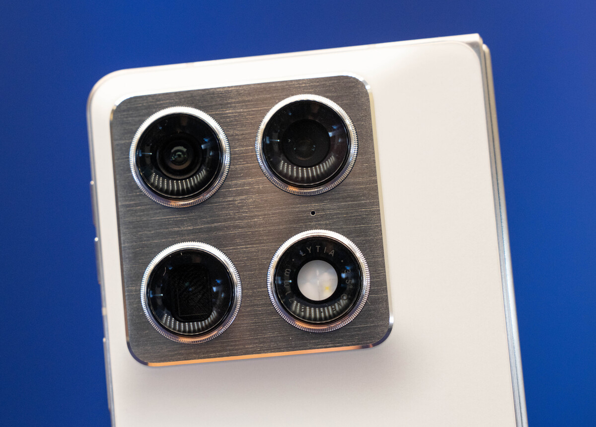 Motorola trang bị cho smartphone hệ thống ba camera sau với cùng độ phân giải 50 megapixel, trong đó camera chính và tele hỗ trợ OIS. Ống tele có khả năng zoom quang 3x còn ống siêu rộng hỗ trợ chụp macro. Cụm camera sau trên Razr Fold cũng gây bất ngờ khi nhận danh hiệu camera tốt nhất trên smartphone gập của DXOMark với 164 điểm. Trong khi đó, hai camera selfie có độ phân giải khác nhau, gồm camera màn hình ngoài 32 megapixel còn camera bên trong 20 megapixel.