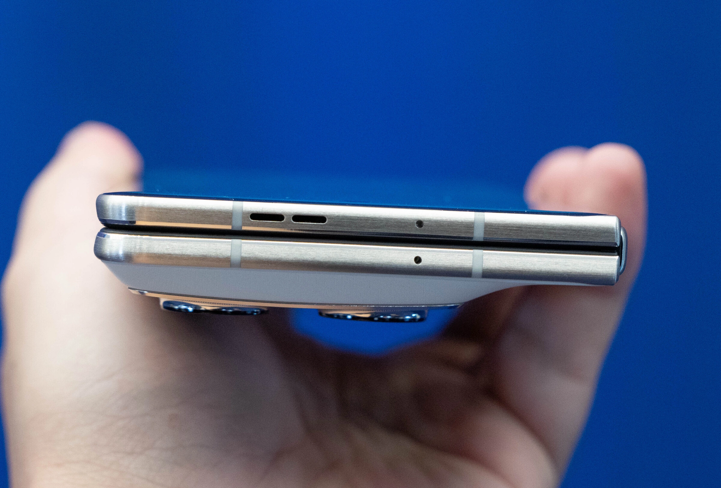 Cùng với Find N6 của Oppo, Razr Fold là smartphone gập có pin lớn nhất, lên tới 6.000 mAh. Máy cũng hỗ trợ sạc nhanh có dây 80 W và sạc nhanh không dây 50 W, cùng tính năng sạc ngược.