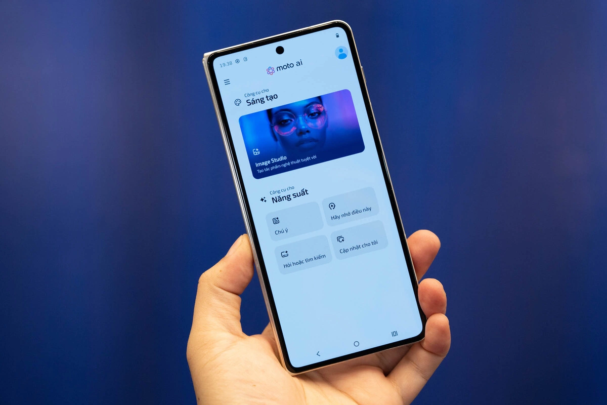 Không nằm ngoài cuộc đua AI cho smartphone, Motorola trang bị cho máy bộ công cụ Moto AI cùng phím vật lý AI key. Máy hỗ trợ nhiều mô hình AI như Gemini, Perplexity và Copilot. Ngoài tính năng công việc quen thuộc như dịch thuật, tóm tắt, ghi âm…, máy có thêm Moto AI Launchpad giúp gợi ý tác vụ và công cụ thông minh dựa trên ngữ cảnh nội dung người dùng đang thao tác trên màn hình. Smartphone của Motorola cũng hỗ trợ bút cảm ứng Moto Pen Ultra.