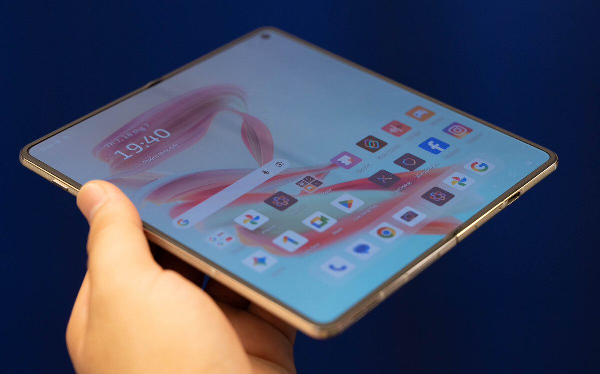 Nếp gấp vẫn là điểm yếu cố hữu của smartphone gập dạng sách. Trên Rarz Fold, người dùng vẫn có thể nhìn thấy nếp gấp ở một số góc nhìn.