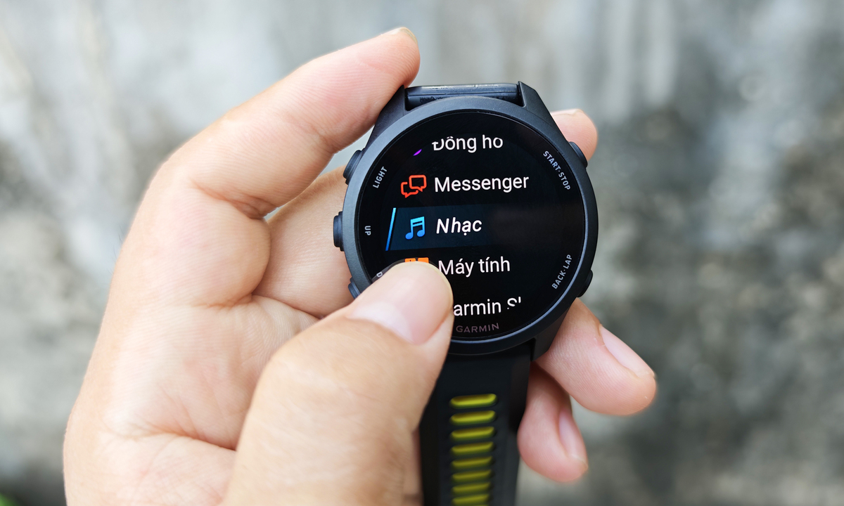 Garmin tiếp tục trang bị màn hình AMOLED 1,2 inch, độ phân giải 390 x 390 pixel, hỗ trợ cảm ứng và Always-On Display (màn hình luôn bật) trên Forerunner 170 Series. Máy vẫn sử dụng kính cường lực hóa học thay vì Gorilla Glass. Thực tế cho thấy màn hình đáp ứng tốt nhu cầu hằng ngày, nhưng khó nhìn trong môi trường ánh sáng mạnh. Thao tác vuốt chạm mượt và hệ thống menu đơn giản giúp người dùng nhanh chóng làm quen. Thông số kỹ thuật trên smartwatch mới cũng tương đồng với thế hệ trước khi hỗ trợ các hệ thống định vị GPS, Glonass, Galileo cùng chế độ All Systems GNSS, nhưng không dùng GPS hai băng tần - điểm trừ so với một số đối thủ cùng phân khúc như Coros Pace Pro hay Huawei Watch GT 6 Pro. Hệ thống cảm biến phục vụ đo nhịp tim, SpO2, biến thiên nhịp tim (HRV), giấc ngủ và các dữ liệu vận động.