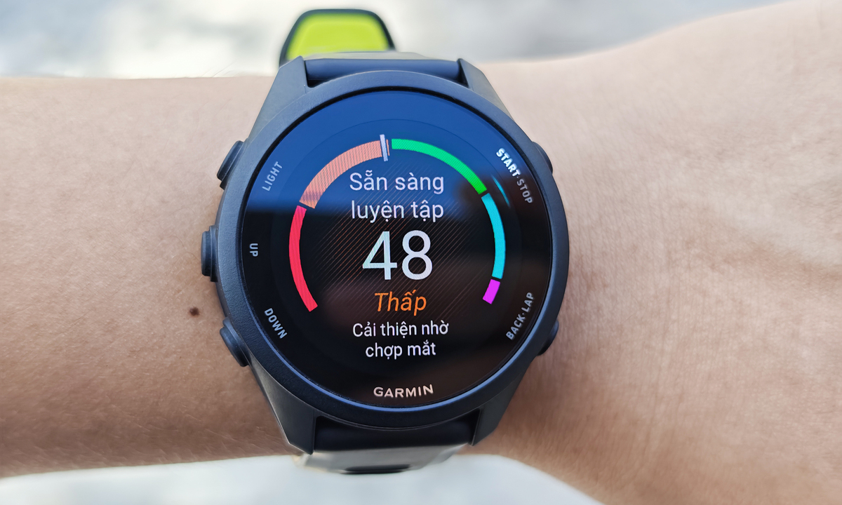 Không có nhiều thay đổi về ngoại hình và phần cứng, Forerunner 170 Series bổ sung hệ thống hỗ trợ tập luyện kế thừa từ các dòng cao cấp hơn của Garmin theo hướng "ghi lại buổi chạy" sang "tập theo dữ liệu. Nổi bật trong số này là Training Readiness (Sẵn sàng tập luyện) - tính năng dựa trên dữ liệu cá nhân trong các buổi chạy, kết hợp theo dõi thông số như chất lượng giấc ngủ, thời gian phục hồi sau buổi tập, HRV và khối lượng vận động trong nhiều ngày trước khi đưa ra chỉ số chung. Người dùng không cần xem từng thông số rồi tự đánh giá. Training Readiness sẽ tổng hợp dữ liệu, sau đó cho biết trạng thái cơ thể trước buổi tập tiếp theo thế nào. Trong khi đó, Daily Suggested Workouts (Bài tập gợi ý hằng ngày) với các đề xuất luyện tập cá nhân hóa được tự động tạo ra nhằm cung cấp mức độ thử thách phù hợp với từng người. Khi kết hợp, Forerunner 170 bắt đầu hoạt động giống một hệ thống lập kế hoạch hơn là thiết bị ghi quãng đường, trong đó Daily Suggested Workouts đưa ra bài tập, Training Readiness cung cấp dữ liệu về trạng thái trước khi tập. Smartwatch của Garmin cũng có mặt của Garmin Run-Walk Coach (HLV chạy - đi bộ), Garmin Fitness Coach (HLV thể chất Garmin) và Daily Suggested Workouts (Bài tập gợi ý hằng ngày) giúp chủ động phân tích chất lượng giấc ngủ, khả năng hồi phục và lịch sử luyện tập để xây dựng giáo án phù hợp với mục tiêu cũng như tình trạng cơ thể của từng người dùng thay vì chỉ ghi lại dữ liệu sau mỗi buổi tập. Toàn bộ dữ liệu được đồng bộ trên Garmin Connect, cho phép theo dõi quá trình tập luyện theo ngày, tuần hoặc tháng.