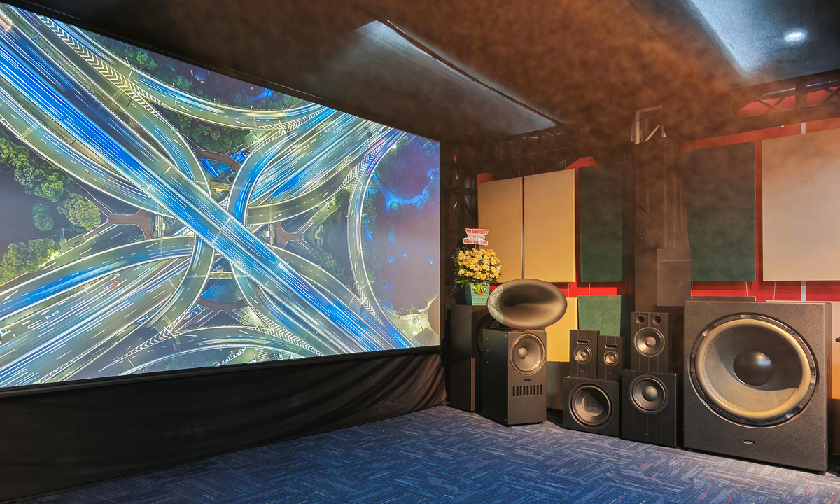 Phòng phim lớn thứ hai đến từ SSQ Audio với máy chiếu BW Elite 8K, loa siêu trầm 32 inch AIA Ascendo, loa cột PL-Audio qua kết nối và điều khiển không dây tốc độ cao. Hệ thống có giá hơn 8 tỷ đồng.