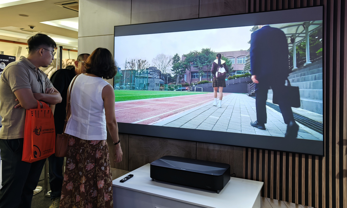Khu vực này cũng tập trung nhóm sản phẩm xem phim tại gia dễ tiếp cận hơn, gồm TV, máy chiếu, loa soundbar, loa treo tường... với giá từ vài triệu đến hơn trăm triệu đồng.