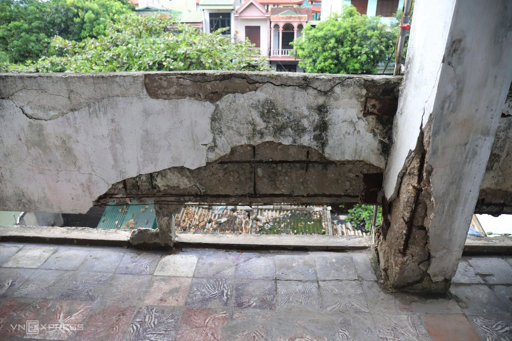 Tại các tòa nhà đang có cư dân sinh sống, nhiều vị trí xuống cấp nghiêm trọng, tường bong tróc, trơ lõi thép. Ảnh: Đức Hùng