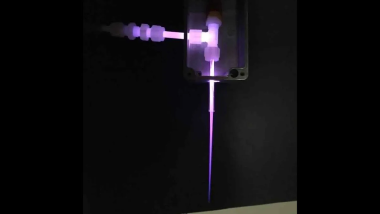 Súng bắn plasma giúp 'giặt quần áo' ngoài vũ trụ