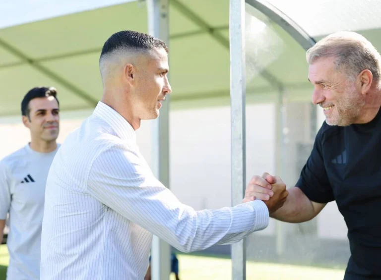 Ronaldo rút ngắn kỳ nghỉ để gặp tân HLV Postecoglu