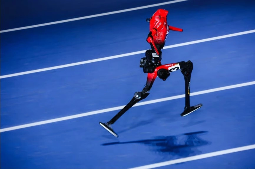 Lightning robot về đích thứ hai tại vòng loại 100m Thế vận hội robot hình người thế giới, với thành tích 9,47 giây. Ảnh: EPA