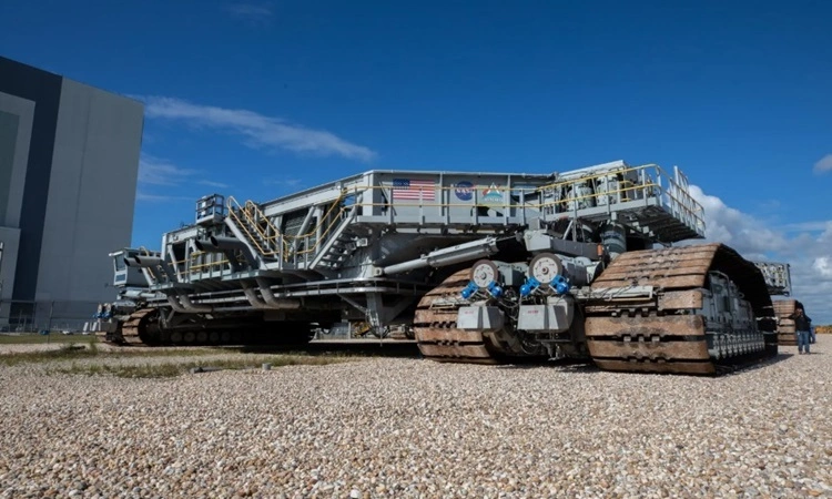 Crawler-Transporter 2 có tốc độ tối đa 3,2 km/h khi không tải. Ảnh: NASA