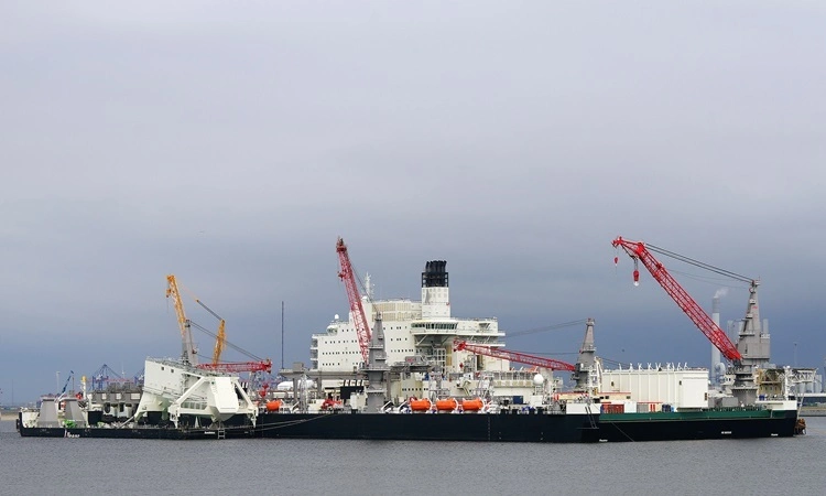 Tàu Pioneering Spirit chuyên dùng để lắp đặt hoặc tháo dỡ giàn khoan dầu khí lớn và đường ống. Ảnh: Wikipedia