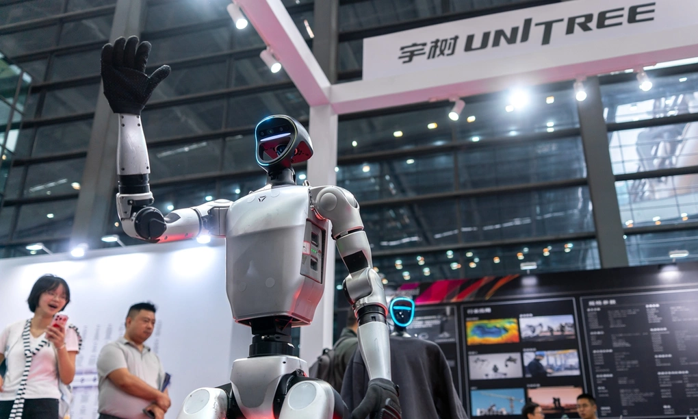Một robot của Unitree tại gian hàng triển lãm ở Bắc Kinh. Ảnh: Global Times