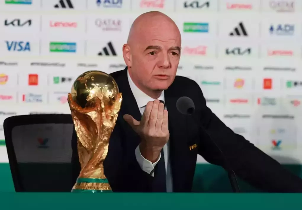 Chủ tịch FIFA Gianni Infantino cùng Cup vàng World Cup trong buổi họp báo ở sân Azteca, Mexico City, Mexico ngày 10/6/2026. Ảnh: Reuters