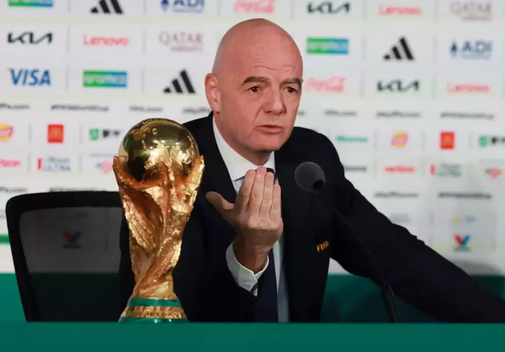 Chủ tịch FIFA Gianni Infantino cùng Cup vàng World Cup trong buổi họp báo ở sân Azteca, Mexico City, Mexico ngày 10/6/2026. Ảnh: Reuters