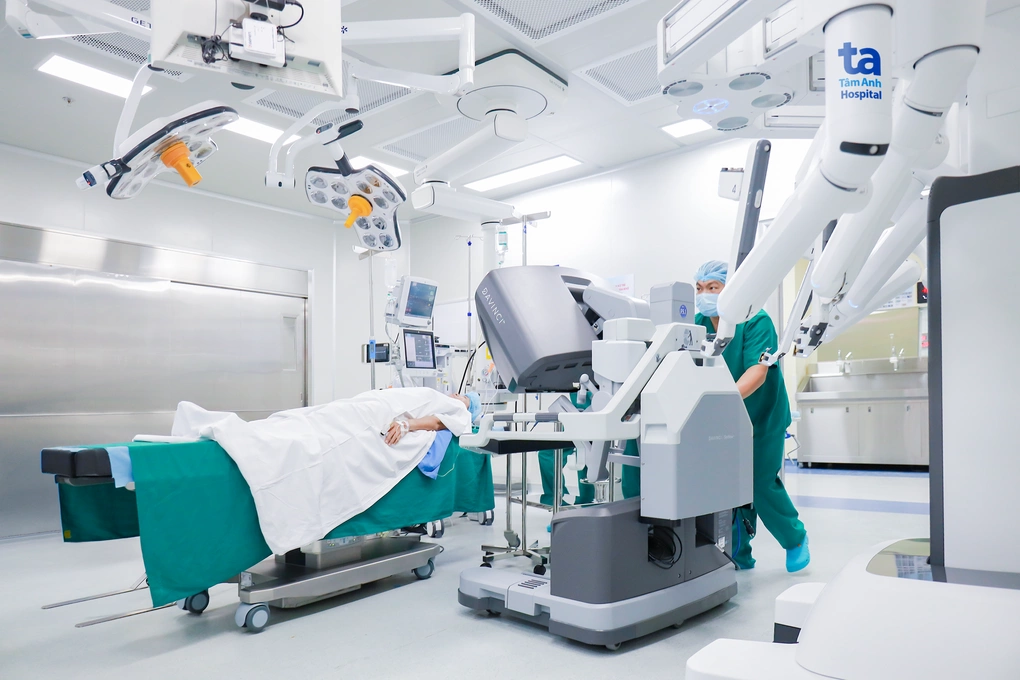 Bệnh viện Tâm Anh đầu tư phòng mổ hiện đại với các thiết bị công nghệ cao, tạo điều kiện triển khai các kỹ thuật khó rên robot Da Vinci Xi (Mỹ), rút ngắn thời gian mổ và tối ưu hiệu quả điều trị