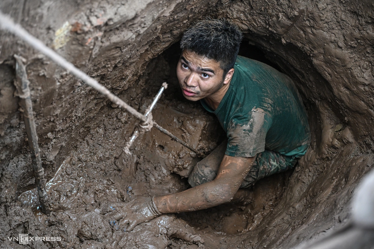 Nghĩa trang Mai Dịch hiện có 469 phần mộ liệt sĩ hy sinh trong kháng chiến chống Pháp chưa xác định được thông tin. Các phần mộ phần lớn được an táng từ năm 1956, trải qua ba lần tôn tạo nên độ sâu từ mặt đất đến vị trí đặt tiểu sành khoảng 2,5-3 m.