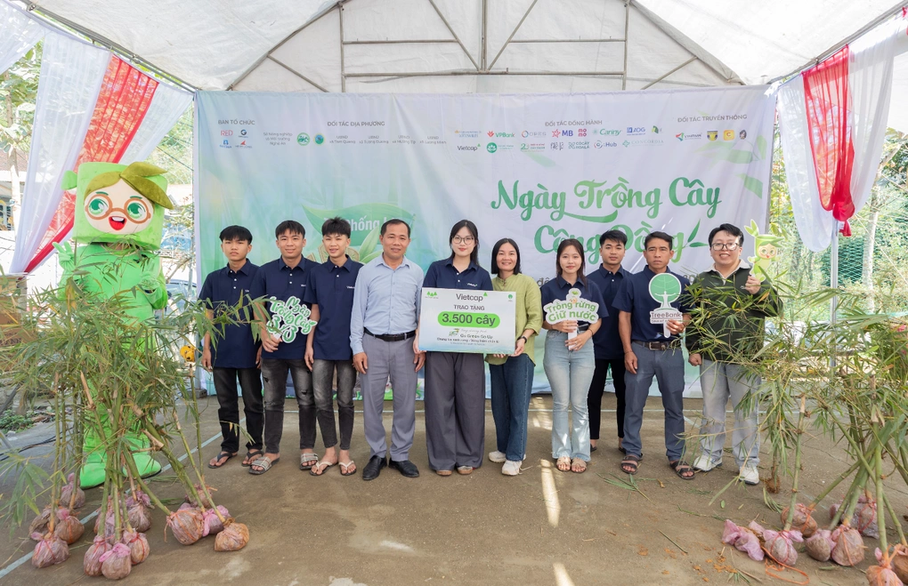 Đại diện Vietcap trao tặng 3.500 cây đến TreeBank và Chính quyền địa phương. Ảnh: Vietcap