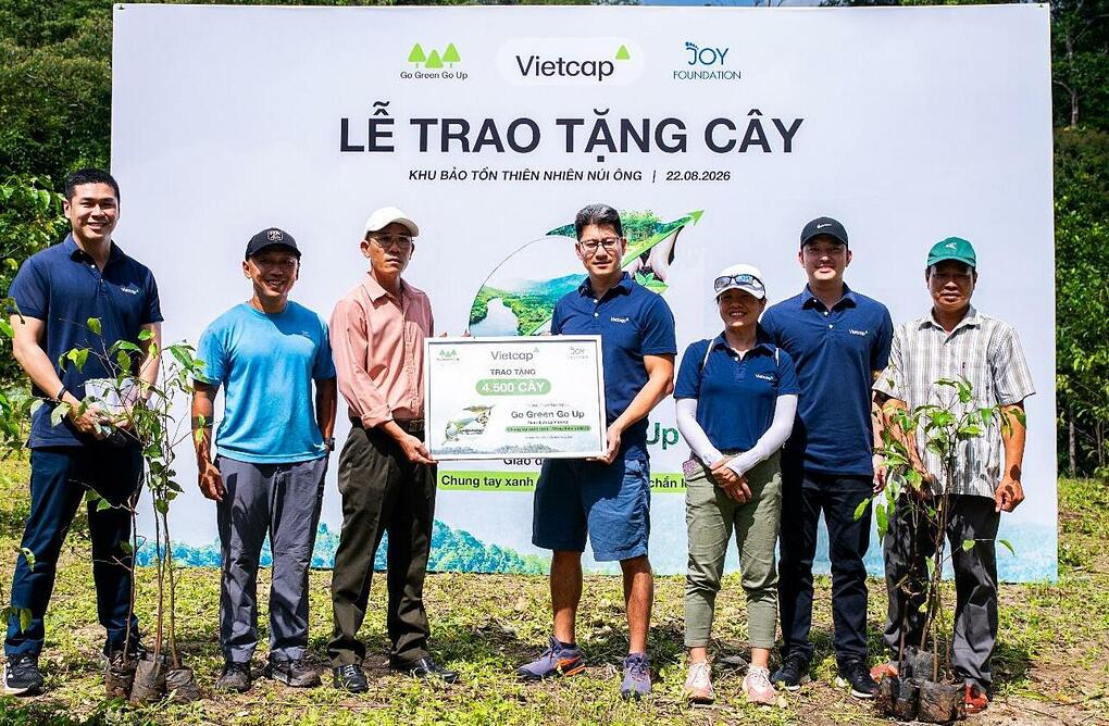 Đại diện Vietcap, Joy Foundation và Ban quản lý Khu bảo tồn thiên nhiên Núi Ông tại lễ trao tặng 4.500 cây ngày 22/8. Ảnh: Vietcap