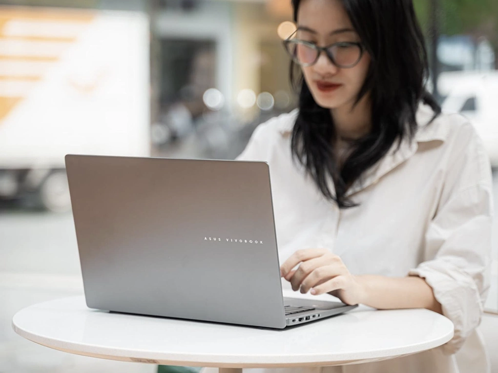 Máy có trọng lượng 1,35 kg, phần cứng ổn định. Ảnh: Asus