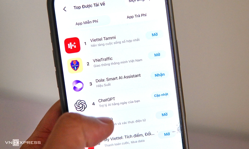 Bảng xếp hạng ứng dụng tải nhiều trên App Store, ngày 19/8. Ảnh: Lưu Quý
