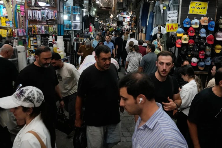 Người dân Iran chật vật vì giá cả đắt đỏ