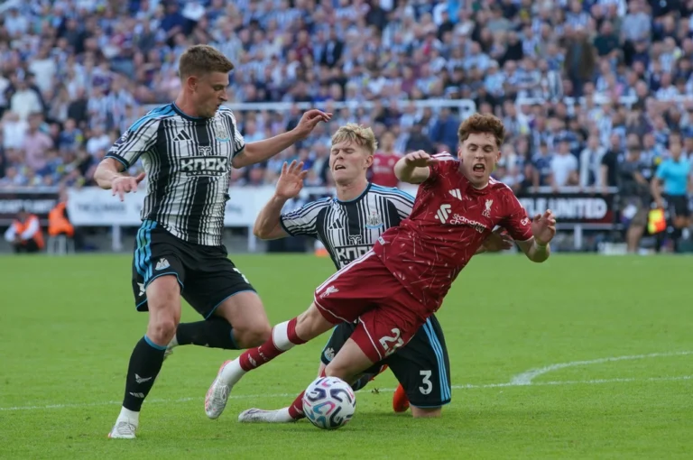 Liverpool cầm hòa Newcastle phút 99