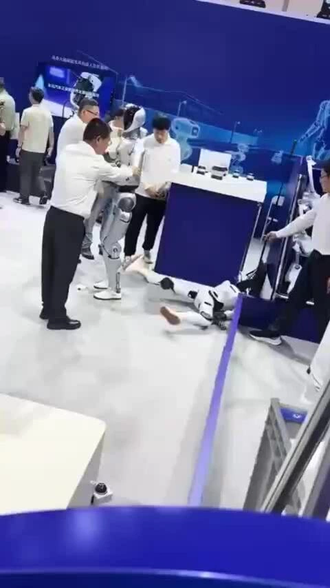 Một robot "giãy đành đạch" do gặp lỗi khi thử nghiệm trước thềm Thế vận hội Robot hình người 2026. Video: X/Visegrád 24