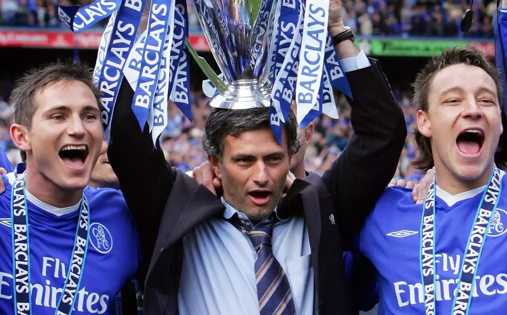 Frank Lampard, Jose Mourinho, John Terry (từ trái sang) ăn mừng chức vô địch Ngoại hạng Anh mùa 2004-2005. Ảnh: AFP