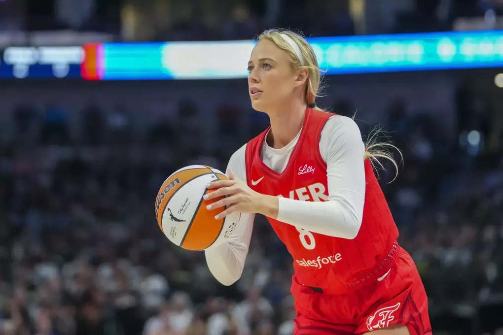 Sophie Cunningham chuẩn bị thực hiện cú ném trong hiệp một trận đấu WNBA giữa Indiana Fever và Dallas Wings tại Dallas, Texas, Mỹ ngày 27/6/2025. Ảnh: AP