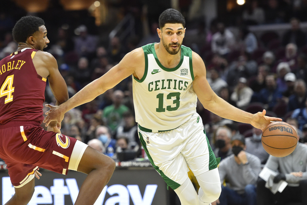 Enes Kanter Freedom dẫn bóng trong hiệp ba trận Boston Celtics gặp Cleveland Cavaliers tại Rocket Mortgage FieldHouse, Cleveland, Ohio, Mỹ ngày 15/11/2021. Ảnh: USA TODAY Sports