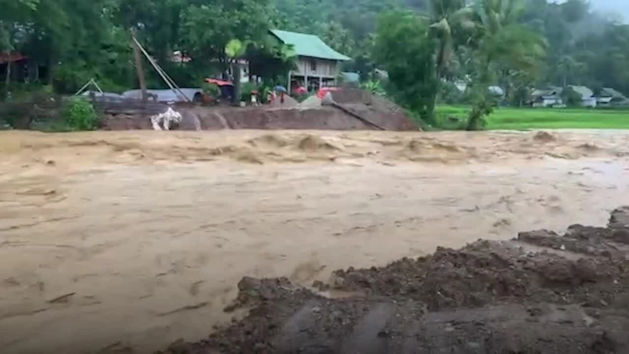 Dòng nước lũ đục ngầu từ thượng nguồn đổ về qua khe suối, chia cắt tại một số xã miền núi Nghệ An. Video: Hải Thượng - Viết Lam