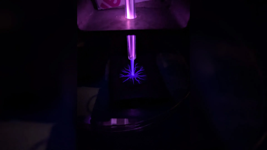 Cận cảnh chùm plasma bắn ra từ súng giặt. Ảnh: UAH/Gabe Xu
