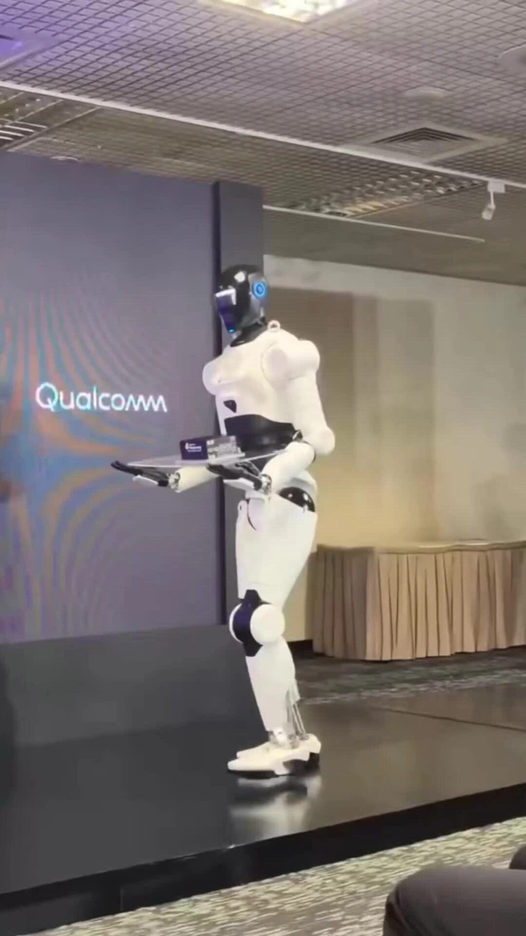Robot hình người 4NE-1 ngã quỵ trên sân khấu của triển lãm công nghệ Computex 2026, Đài Bắc. Video: Reddit/SuggestionMission516
