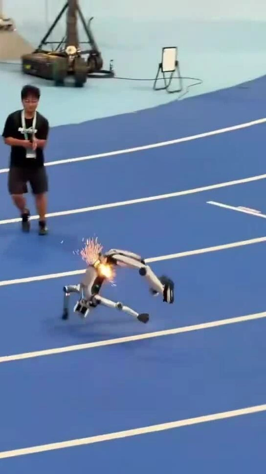 Robot hình người Unitree ngã 'tóe lửa' khi tập chạy