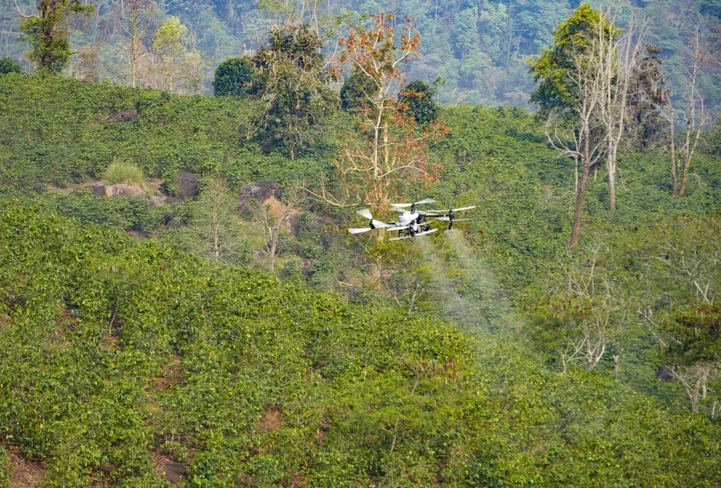 UAV do FPT và Trường Thịnh Drone thử nghiệm phun thuốc tại hồ Ảng Cang, bản Mánh Đanh, xã Mường Ảnh, tỉnh Điện Biên. Ảnh: Xuân Tư/TTXVN