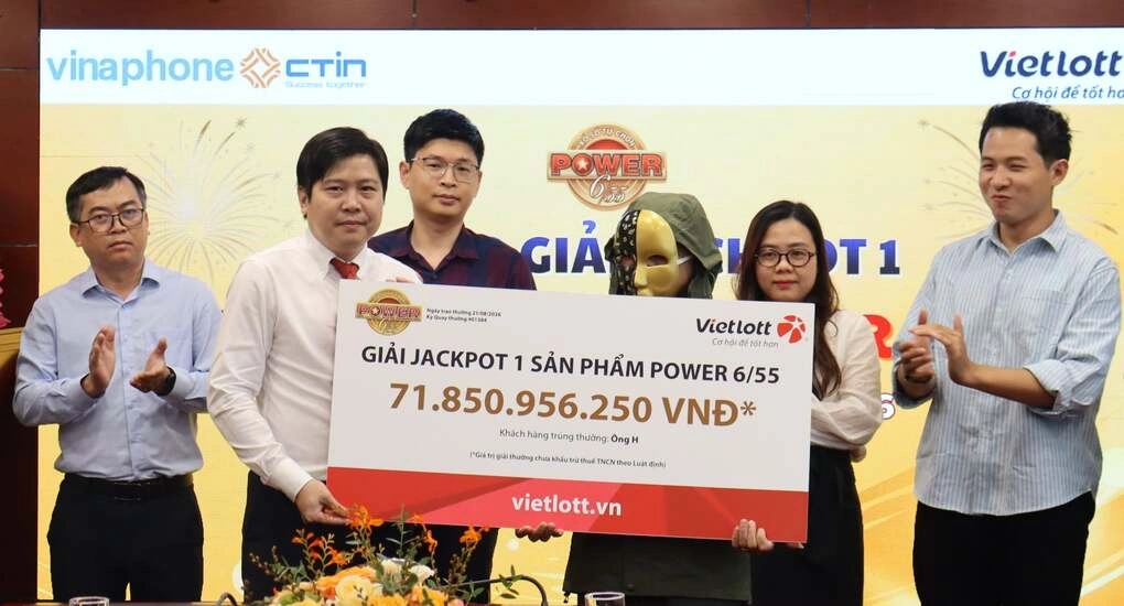 Ông H. giấu tên và đeo mặt nạ khi nhận thưởng ngày 21/8. Ảnh: Vietlott