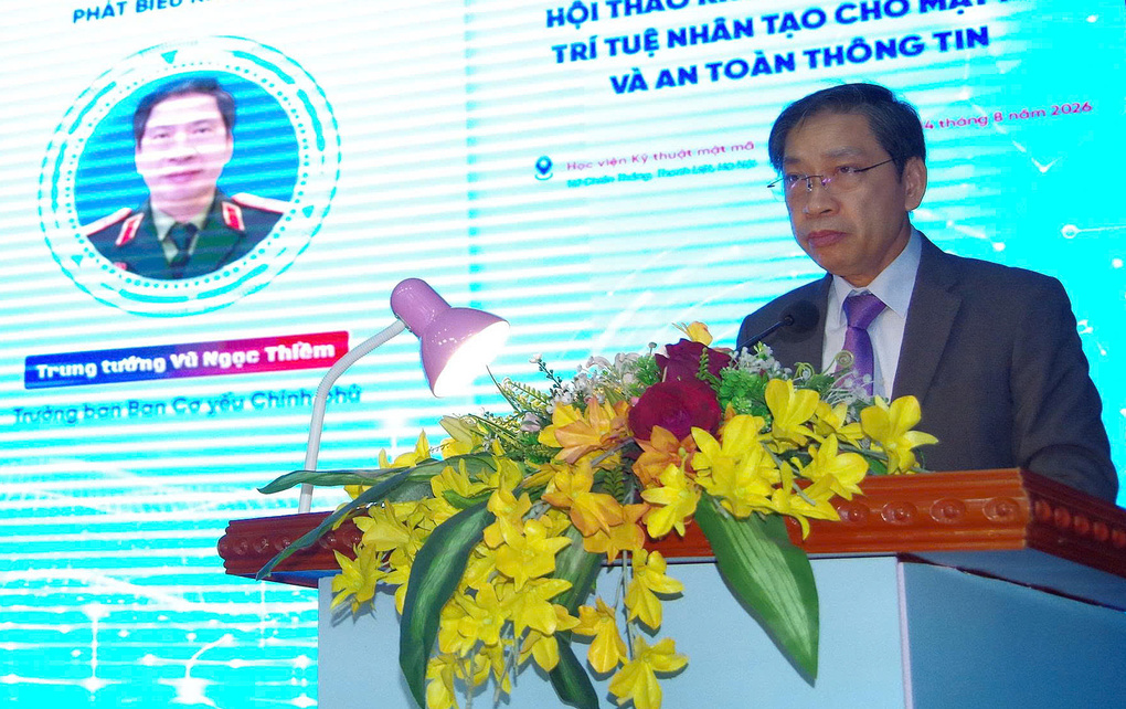 Trung tướng Vũ Ngọc Thiềm, Trưởng Ban Cơ yếu Chính phủ, phát biểu tại sự kiện. Ảnh: AI4CRIS