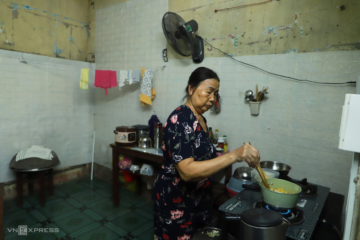 Bà Vũ Thị Kim Thoa, 77 tuổi, từng là giáo viên Trường Tiểu học và THCS Lê Lợi và THCS Nguyễn Tri Phương. Năm 1989, bà cùng chồng, khi đó là giáo viên Trường Cao đẳng Sư phạm Huế, được cấp nhà tập thể trong khu vực An Lăng. Sau khi chồng qua đời, bà cùng con gái tiếp tục sống tại căn nhà này. "Gia đình cũng muốn xây mới để ở nhưng không được vì đất nằm trong khu vực di tích. Mùa mưa bão sắp tới, chúng tôi nơm nớp lo nhà sập", bà Thoa nói.
