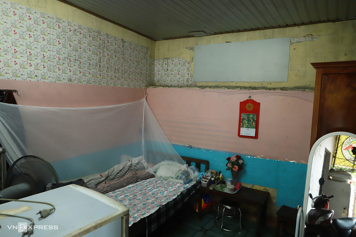 Căn nhà tập thể xưa kia được cấp, bà Thoa cải tạo lại thành các phòng. Một phòng để ngủ, phòng khác làm bếp.