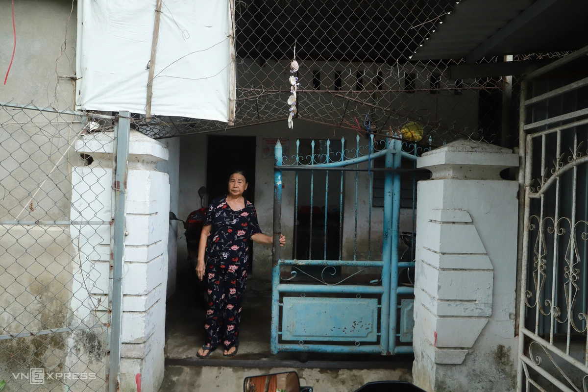 Bà Vũ Thị Kim Thoa, 77 tuổi, từng là giáo viên Trường Tiểu học và THCS Lê Lợi và THCS Nguyễn Tri Phương. Năm 1989, bà cùng chồng, khi đó là giáo viên Trường Cao đẳng Sư phạm Huế, được cấp nhà tập thể trong khu vực An Lăng. Sau khi chồng qua đời, bà cùng con gái tiếp tục sống tại căn nhà này. "Gia đình cũng muốn xây mới để ở nhưng không được vì đất nằm trong khu vực di tích. Mùa mưa bão sắp tới, chúng tôi nơm nớp lo nhà sập", bà Thoa nói.