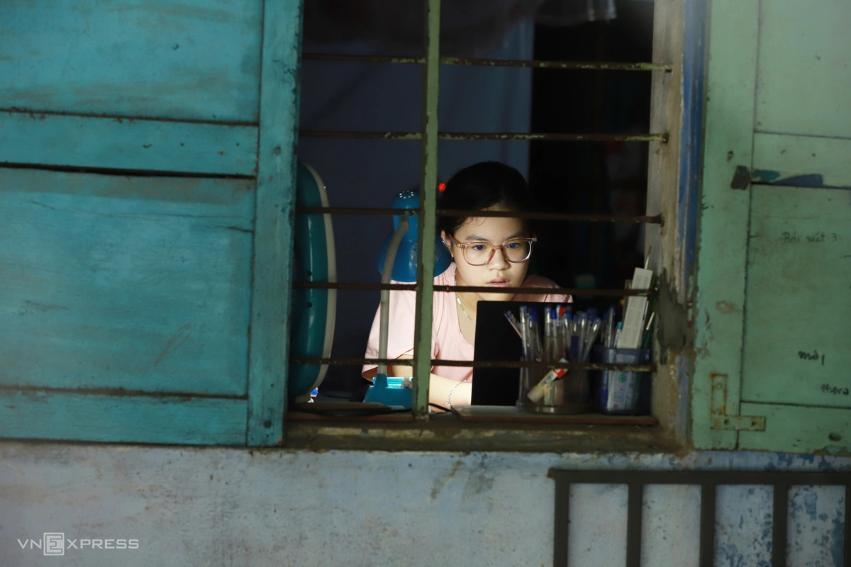 Những đứa trẻ không có khuôn viên vui chơi, sinh hoạt trong không gian hạn hẹp thiếu ánh sáng.