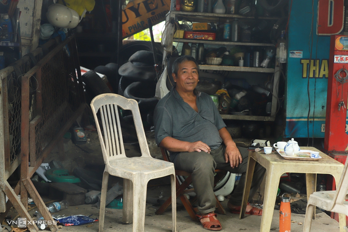 Ông Nguyễn Văn Ban, 64 tuổi, đến khu vực An Lăng sinh sống từ năm 1990. Thời điểm đó, ông mua lại 50 m2 đất của Công ty Giống cây trồng Bình Trị Thiên để xây nhà. Hơn 35 năm qua, ông mưu sinh bằng nghề sửa xe trước khu vực An Lăng. Theo ông Ban, cuộc sống tạm bợ trong khu vực di tích khiến gia đình mệt mỏi, nhất là vào mùa mưa. Nhà xuống cấp, dột nát nhưng ông không được sửa chữa hay xây mới. Khi nghe thông tin có dự án di dời, giải tỏa, ông rất mừng, mong sớm được bàn giao mặt bằng, nhận đất tại nơi ở mới để ổn định cuộc sống.