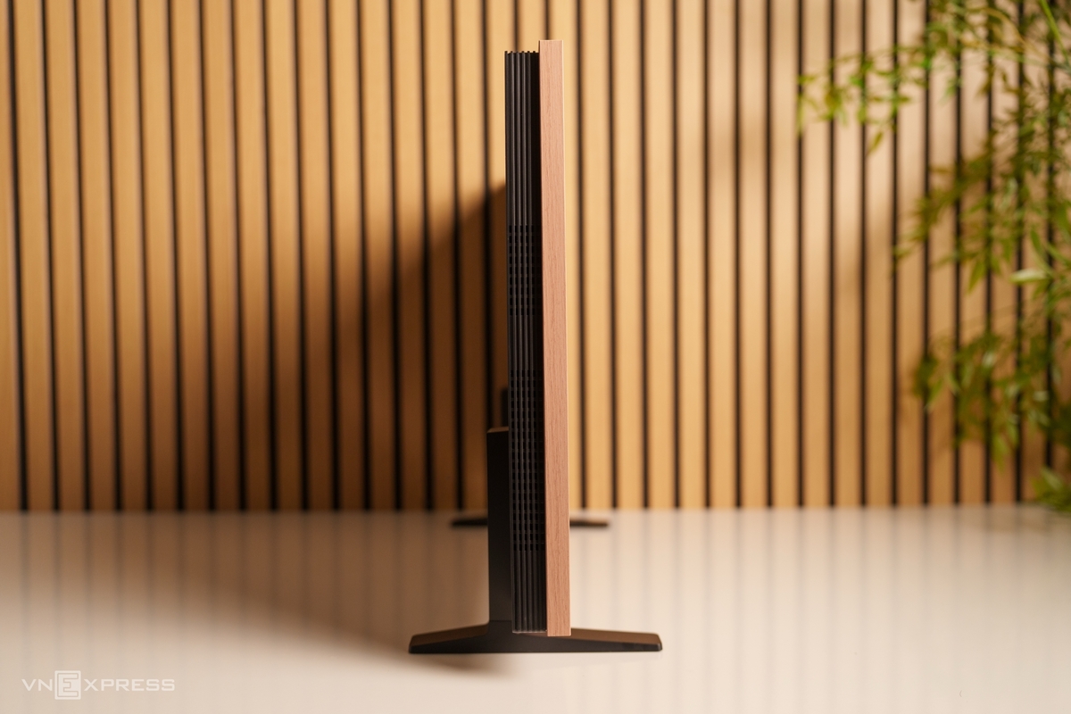 Nhược điểm của A400 series là thiết kế thân TV khá dày, khoảng 3,9 cm. Nhìn từ cạnh bên, TV chia làm hai nửa với một nửa là khung viền gỗ còn lại là nhựa đen với các đường rãnh cho loa, tản nhiệt. Cách thiết kế này giúp tối ưu chi phí sản xuất, tích hợp toàn bộ linh kiện vào thân TV thay vì sử dụng hộp kết nối riêng như giải pháp của Samsung nhưng tính thẩm mỹ chưa được bằng đối thủ. Nếu treo trên tường, người dùng cần bố trí ổ cắm phía sau TV để giấu hoàn toàn dây nguồn.