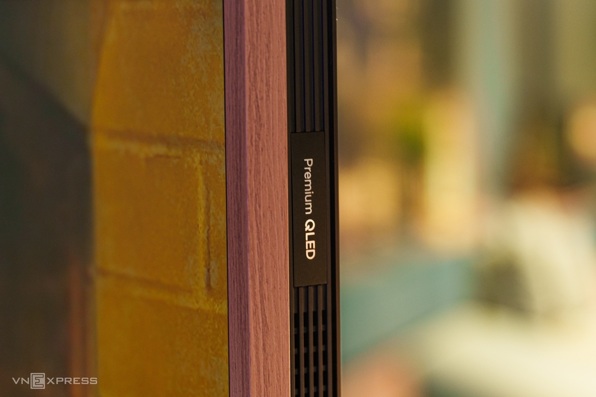 A400 Pro "gắn chết" phần viền xung quanh vào thân TV thay vì cho đổi bộ khung với nhiều màu linh hoạt như những thế hệ đầu của Samsung The Frame. Bộ khung với họa tiết vân gỗ óc chó đặc trưng được hoàn thiện tốt, giúp TV trở thành một món đồ trang trí, tăng tính nghệ thuật cho căn nhà. Viền đen giữa khung và phần hiển thị thực tế nhỏ, không ảnh hưởng đáng kể đến trải nghiệm xem, giúp TV giống khung tranh thực thụ hơn khi bật chế độ chuyên dụng. Chân đế đi kèm TV mặc định và người dùng có thêm hai lựa chọn khác là giá treo sát tường (mua riêng) hoặc giá đỡ di động (chỉ dành cho model cỡ trên 55 inch).