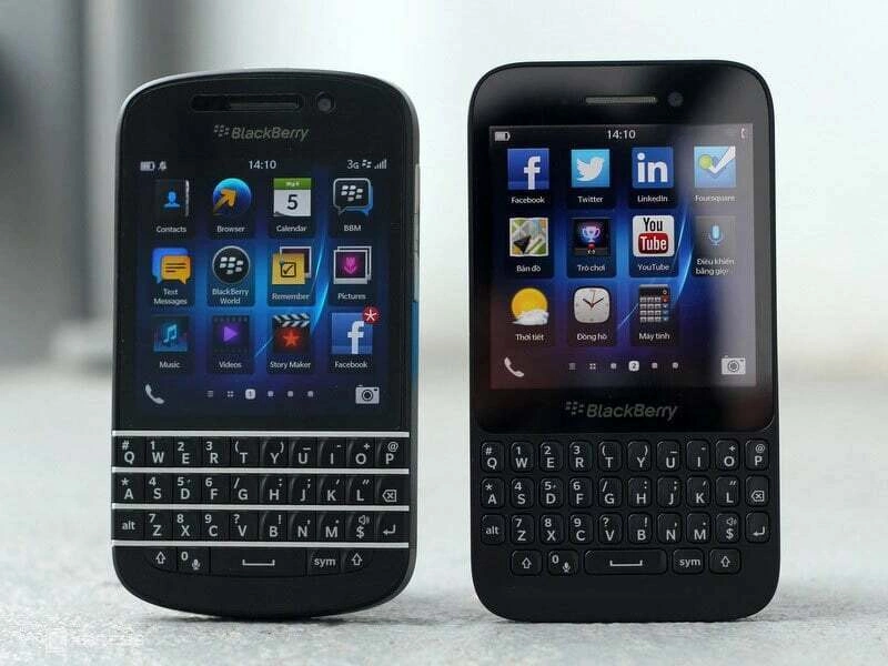 BlackBerry Q5 đọ dáng với đàn anh Q10 (trái). Ảnh: Tuấn Anh