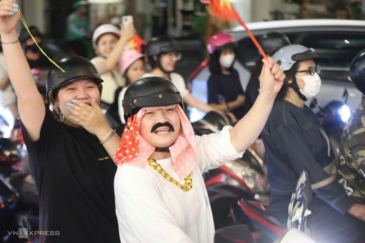 Người hâm mộ hóa trang thành những nhân vật lạ mắt, vẫy cờ và hò reo giữa dòng người "đi bão". Cùng với xoong nồi, kèn và nhiều đạo cụ tự chế, các màn hóa trang khiến không khí ăn mừng thêm sôi động.