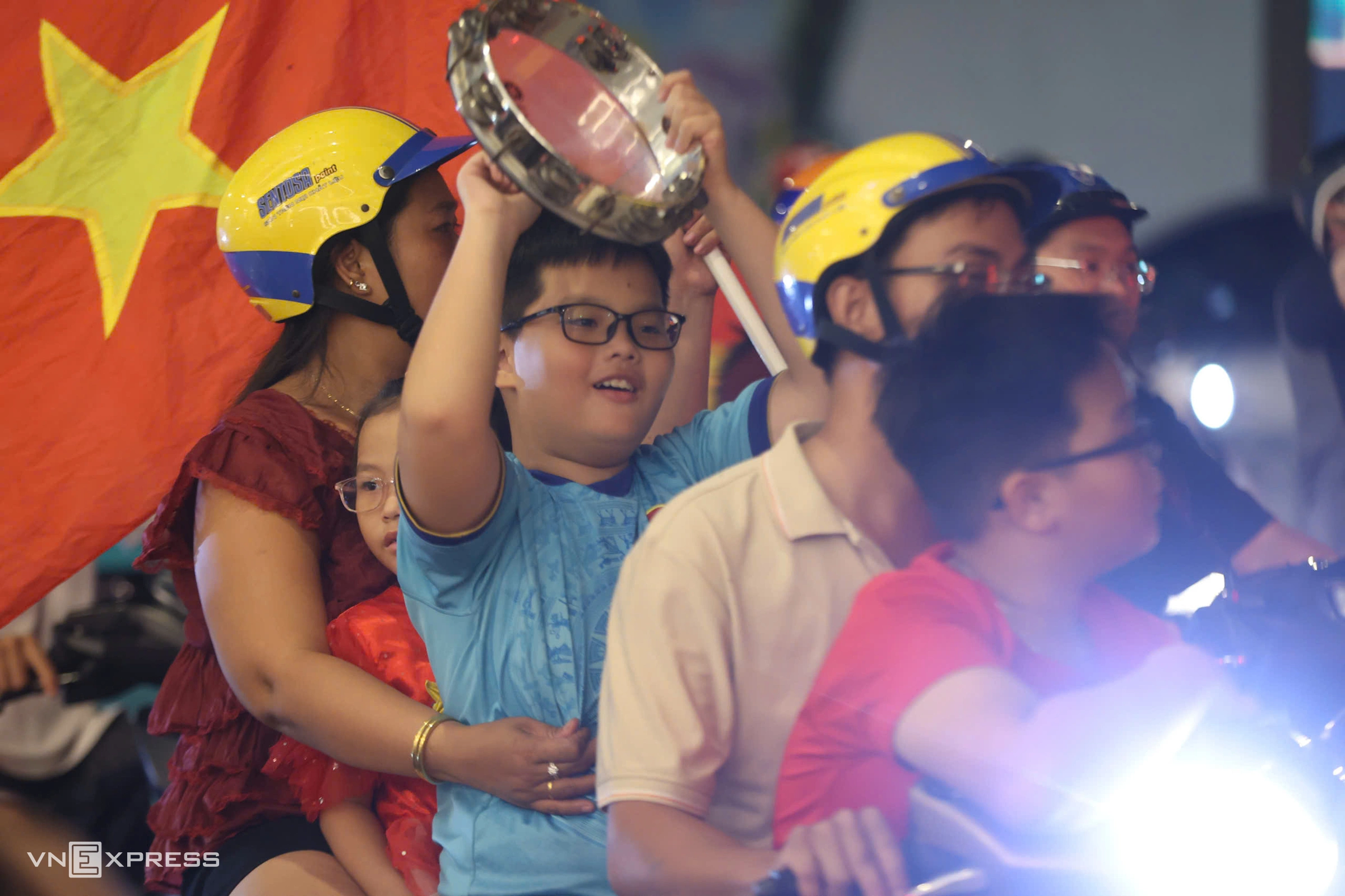 Phụ huynh cùng con nhỏ mang nắp xoong, nồi ra phố, gõ theo nhịp hòa vào không khí ăn mừng chiến thắng của tuyển Việt Nam. Tiếng gõ xoong nồi hòa cùng tiếng còi, tiếng hò reo khiến tuyến đường thêm náo nhiệt đến rạng sáng 23/8.