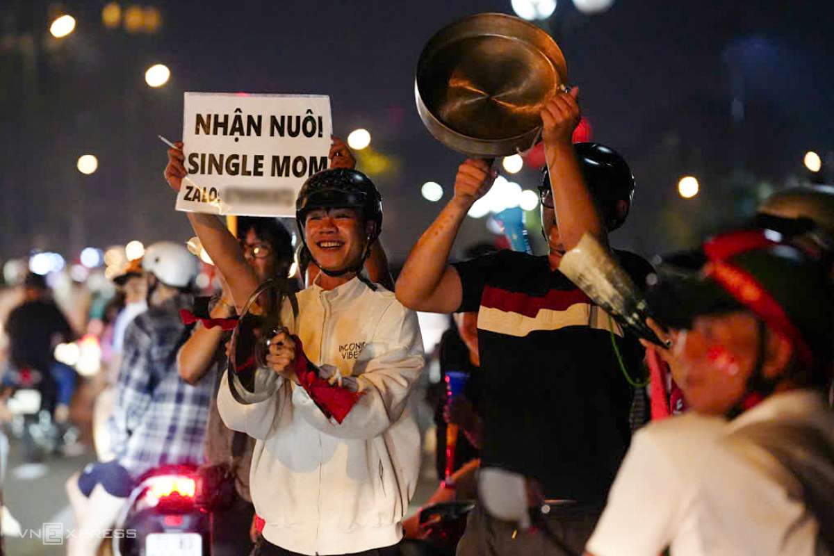 Nhóm thanh niên ở Vũng Tàu mang xoong, nồi cùng tấm bảng hài hước xuống đường khuấy động không khí ăn mừng. Sau tiếng còi mãn cuộc, các tuyến ven biển như Quang Trung, Trần Phú, Hạ Long nhanh chóng kín người và xe. Hàng nghìn cổ động viên mang cờ Tổ quốc, chạy xe thành từng đoàn, hò reo mừng tuyển Việt Nam thắng Thái Lan 2-0.