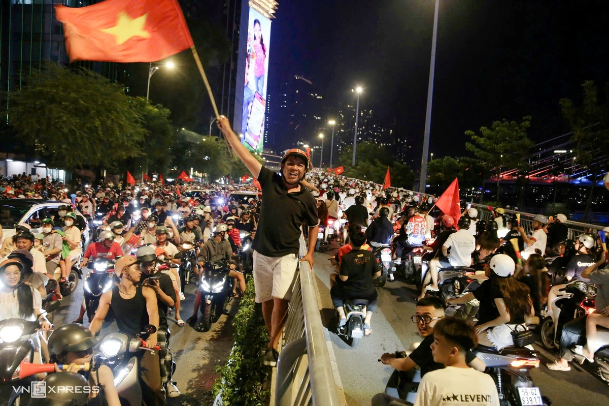 Nhiều người mang theo cờ Tổ quốc, xoong, nắp nồi để gõ, cùng tiếng kèn vang lên liên tục, tạo không khí náo nhiệt trên đường. Đứng trên lan can cầu Ba Son phất cờ, hò reo, anh Nguyễn Đức Quân, 36 tuổi, cho biết không nghĩ tuyển Việt Nam có thể ghi bàn và giành chiến thắng sau hiệp một. "Hy vọng lượt về đội tiếp tục có kết quả tốt để tôi và mọi người lại được xuống đường ăn mừng", anh nói.